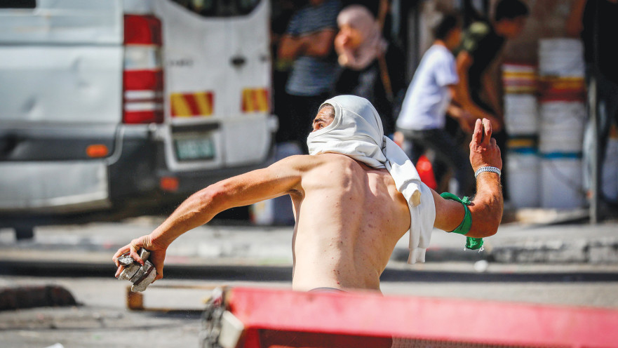 צעיר פלסטיני מיידה אבנים בחברון