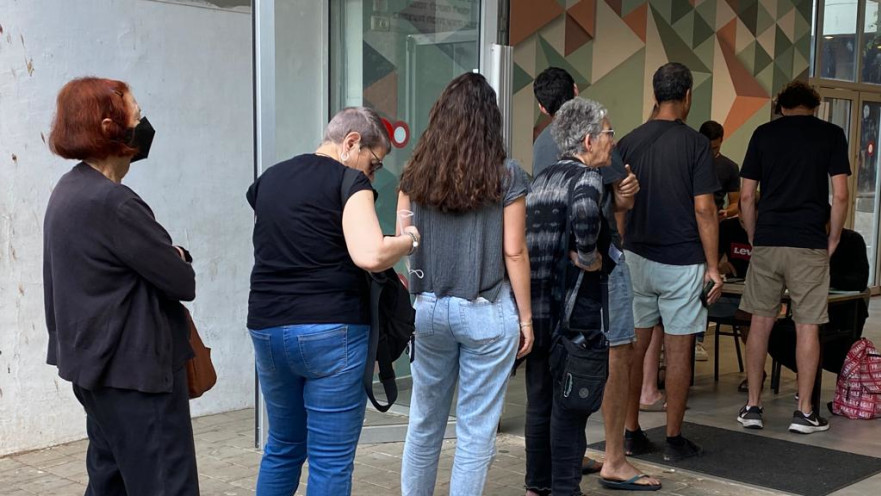 אנשים מחכים בתור לקלפי