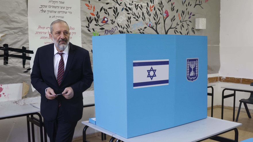 יו"ר ש"ס אריה דרעי מצביע לכנסת ה-25