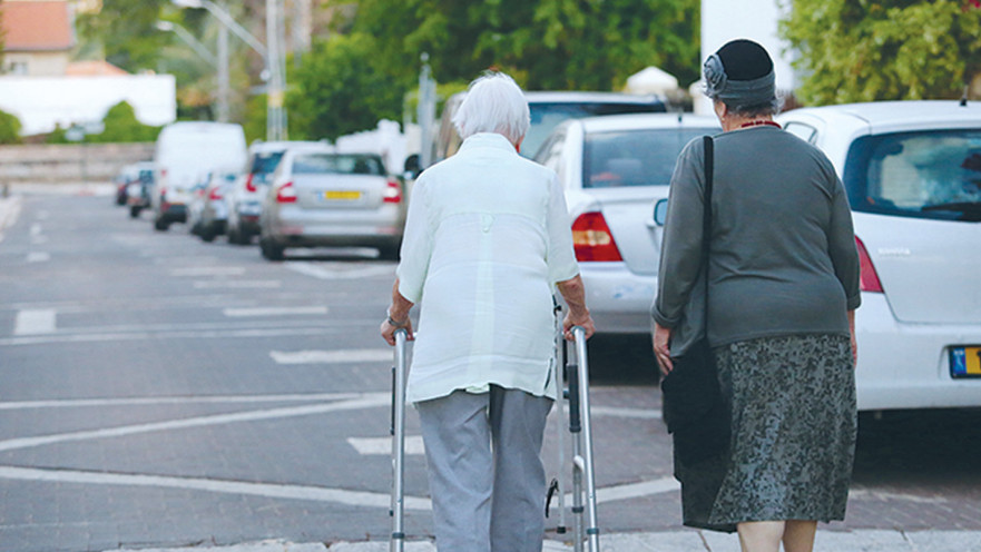 זהירות, קשישים חוצים. "כבישי ישראל הם מהמסוכנים בעולם לאזרחים ותיקים"