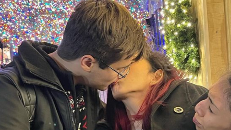 איך מסתדרים בזוגיות כשיש תאום מחובר אליך?