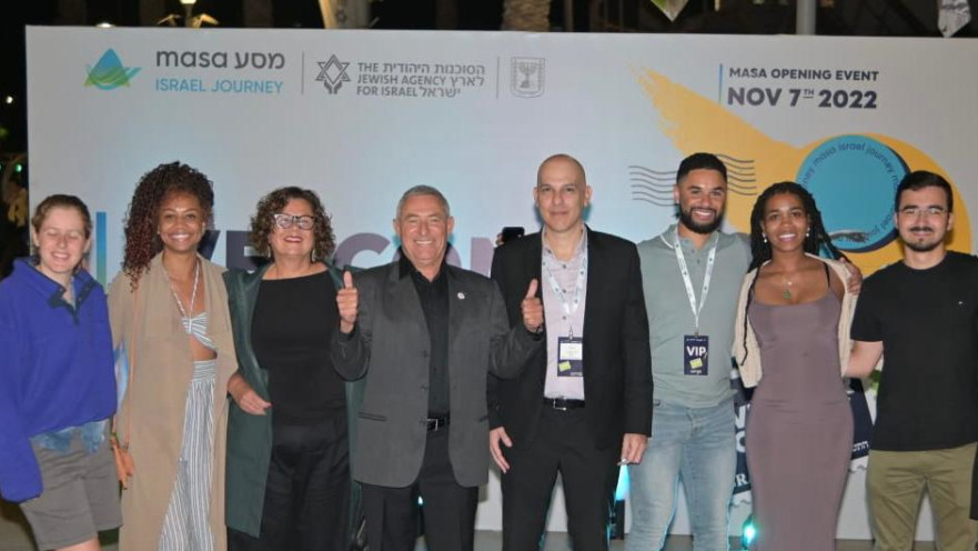 בתמונה: עופר גוטמן, מנכ״ל מסע ואלוף במיל׳ דורון אלמוג, יו״ר הסוכנות עם משתתפי מסע