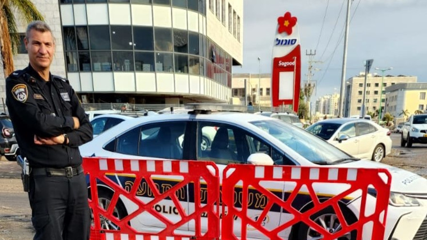 הבולען בצומת הרחובות החרושת והרכבת. סכנה לרכבים ולמשאיות החולפות