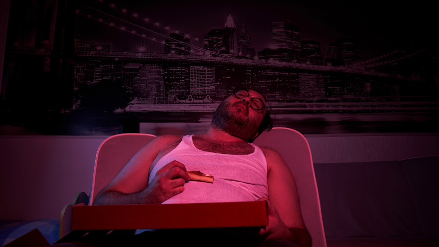 אדם נרדם באמצע הביס