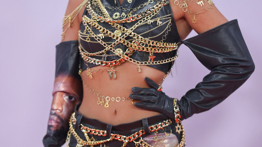 נועה קירל עם חליפת קניה ווסט