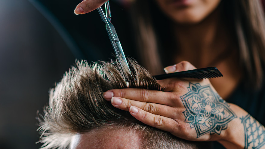 גבר בתספורת