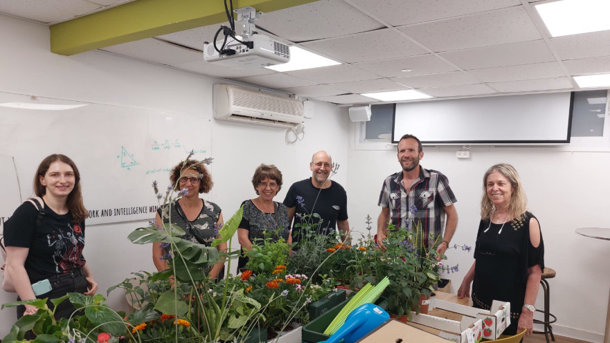 מתנדבי פרויקט "מרפסות פורחות". "כמו תרופה לאזרחים הוותיקים"
