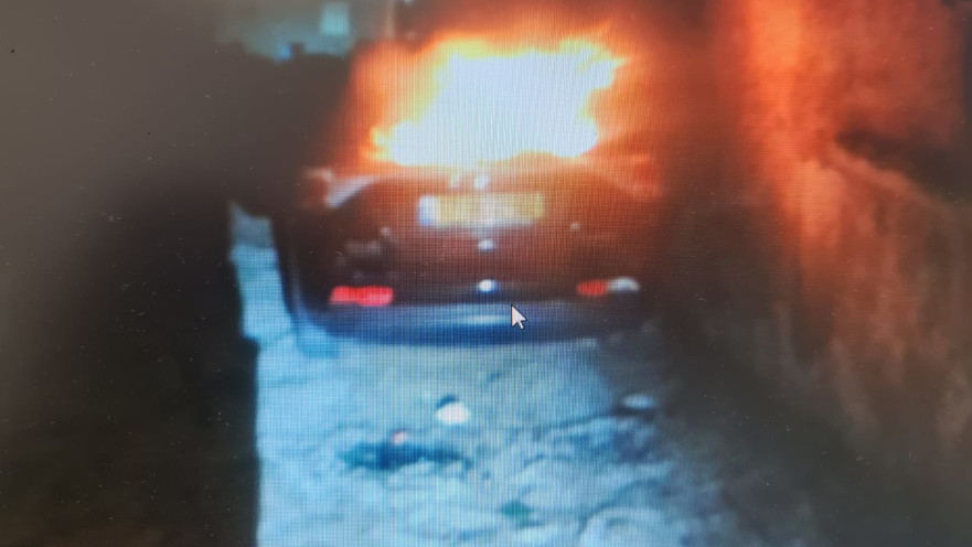 רכבה של האישה שהוצת 