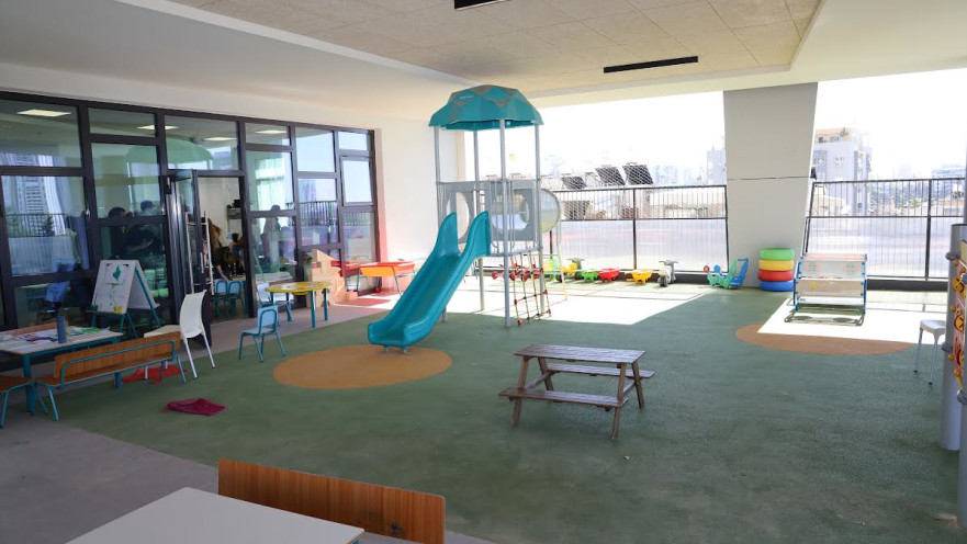 חצר במתחם הגנים החדש. "מגיעים לכאן אנשי חינוך מכל הארץ"