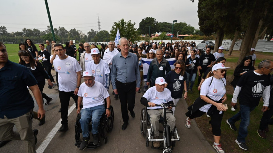 גנץ בצעדת "צועדים ומצדיעים"