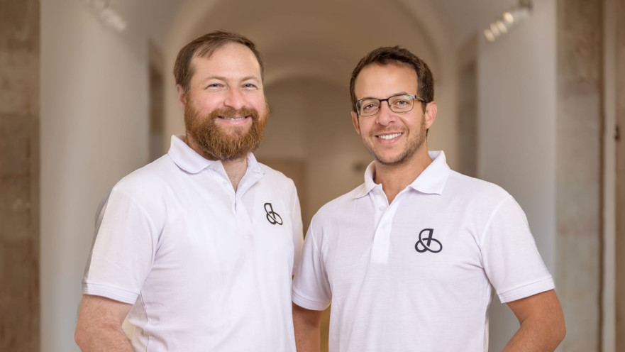 מימין: יונתן אברהם ומיכאל לוינסון