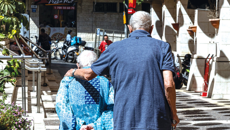 זוג מבוגר - אילוסטרציה. למצולמים אין קשר לנאמר בכתבה