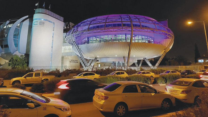 מכללת סמי שמעון, בנין החללית מואר בסגול