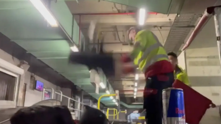 הטיחו את המזוודות בעוצמה על המסוע