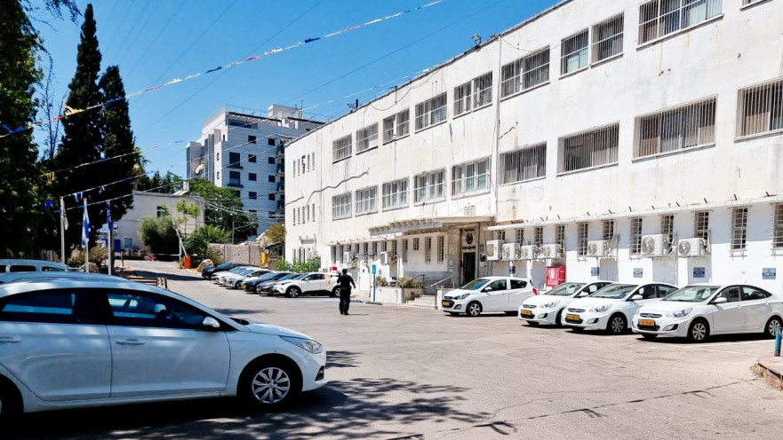 תחנת המשטרה בפתח תקווה. שוטר ומפקחת נפגעו מכוויות