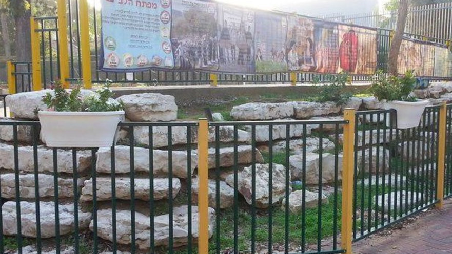 בית הספר "קיבוץ גלויות" בפתח תקווה. המורה רקמה "תרגילי עוקץ"