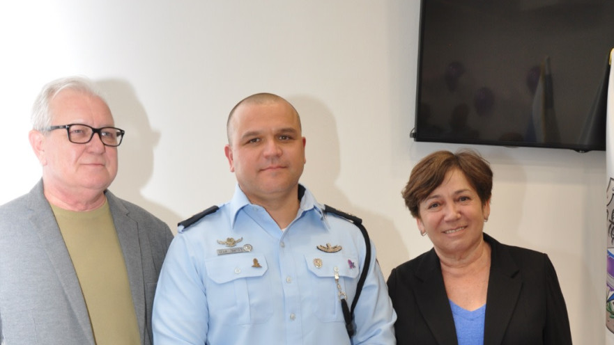 סנ"צ דניאל אגם והוריו 