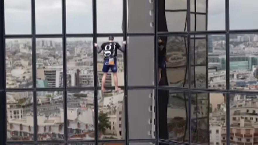 בגובה 122 מטרים, בן 22 טיפס ללא כל רתמת בטיחות לגופו