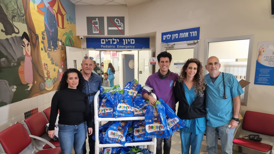 חלוקת מתנות בבית החולים שמיר אסף-הרופא