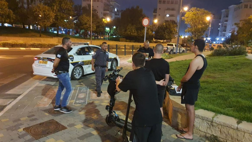 מבצע אכיפה נגד רוכבי אופניים בפתח תקווה - למצולמים אין קשר לתוכן הידיעה)