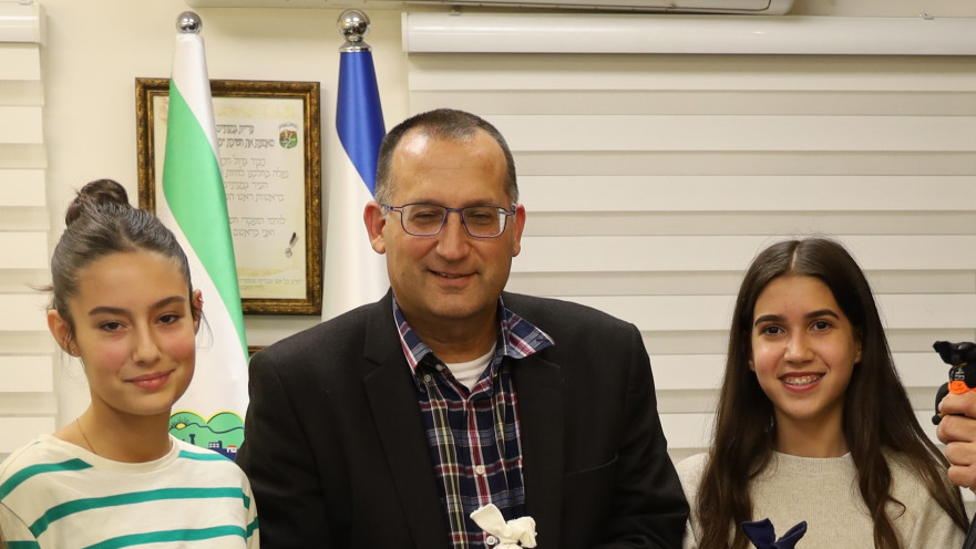 וקס, יוכפז והבובות בפגישה עם קוניק. "כבוד לא רק לגבעתיים, אלא למדינת ישראל כולה"