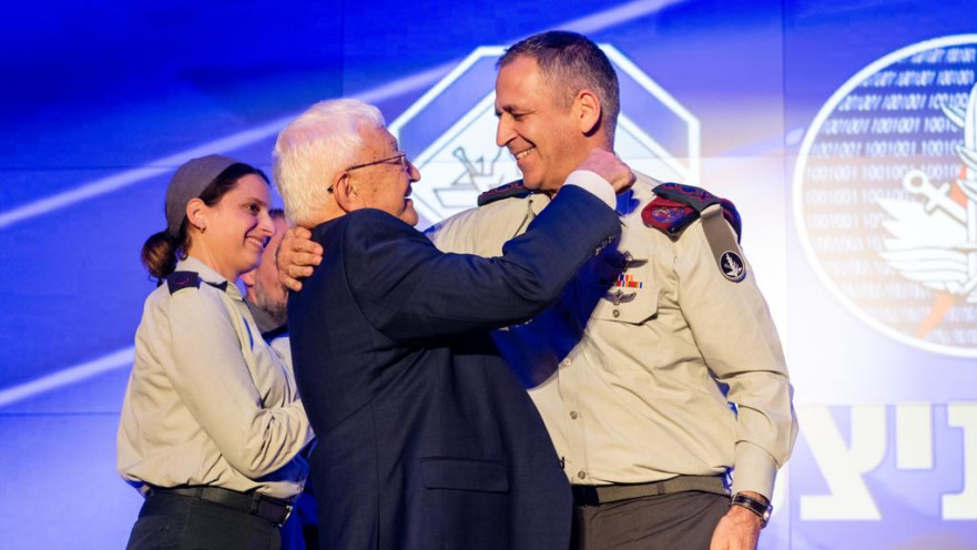 הרמטכ"ל. ומרדכי אלגרבלי מייסד עמותת ב"נתיבי אודי" בטקס