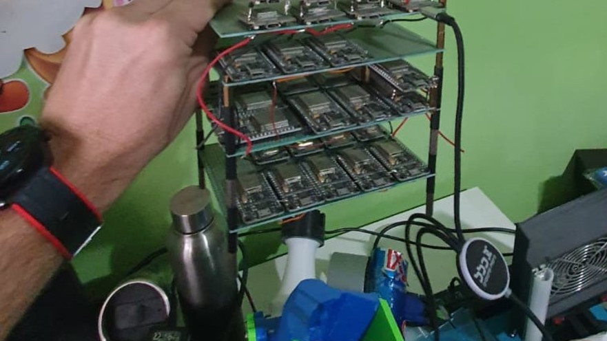 הציוד שנתפס בביתו של החשוד. נמצאו גם תעודות שוטר מזויפות