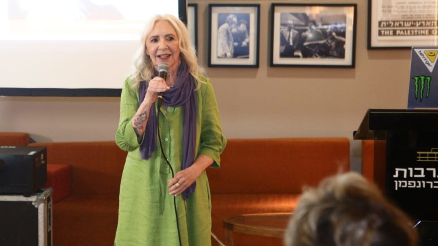 מתרגשת מאד. ג'וזי כץ בכנס עיתונאים בהיכל התרבות