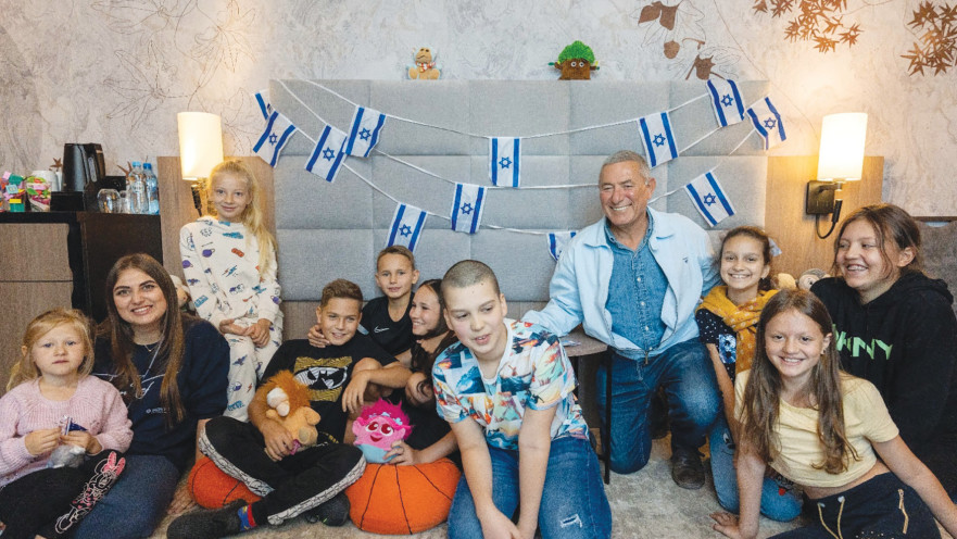 יו"ר הסוכות מסייע לפליטים אוקראינים בוורשה