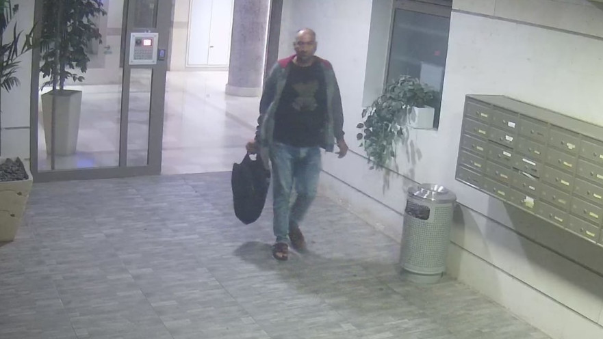 החשוד בלובי הבניין. מחזיק באישורי שהייה בישראל