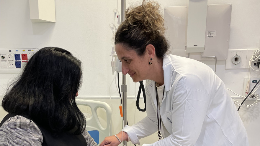 ד"ר ריבו בודקת את המטופלים שלה בבית החולים אסותא אשדוד 