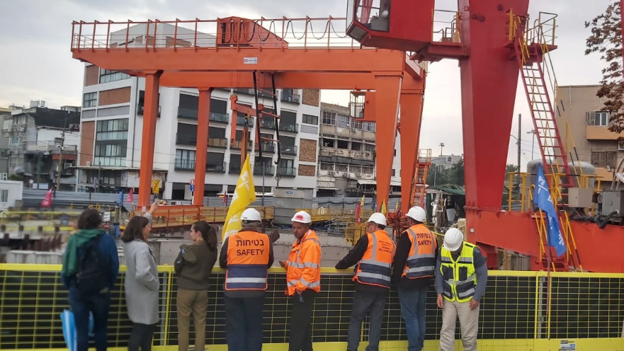 עבודות החפירה באזור התחנה המרכזית הישנה. פוזרו אלפי סנסורים לזיהוי תזוזות בקרקע