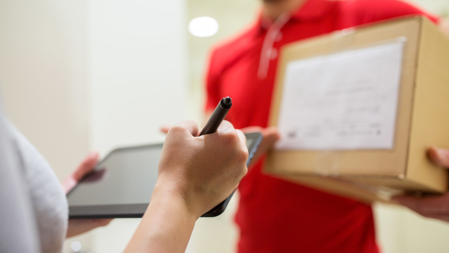 100 חבילות הגיעו לביתה של בת 75