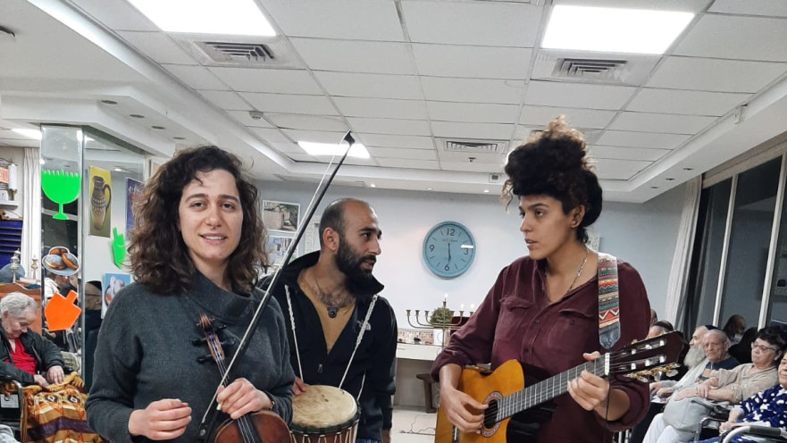 חברי המיזם ״מתוק לשבת״ 