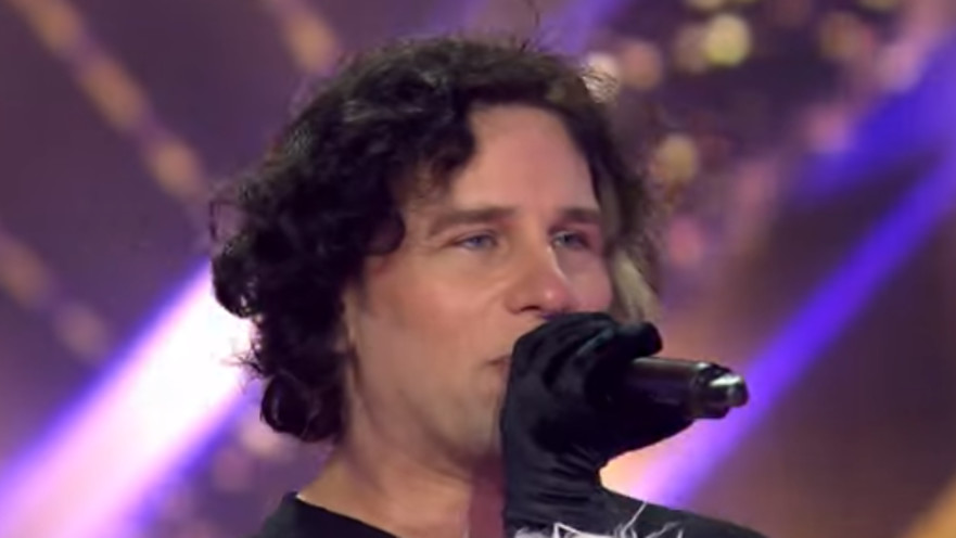 סקאזי ב"זמר במסכה"