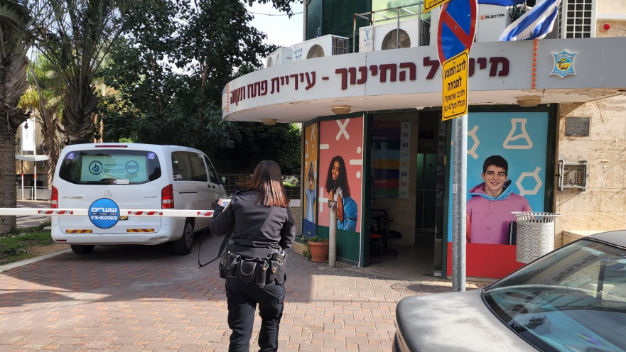 שוטרת בכניסה לבניין מנהל החינוך. "נוכחות ההורים הייתה מאיימת"