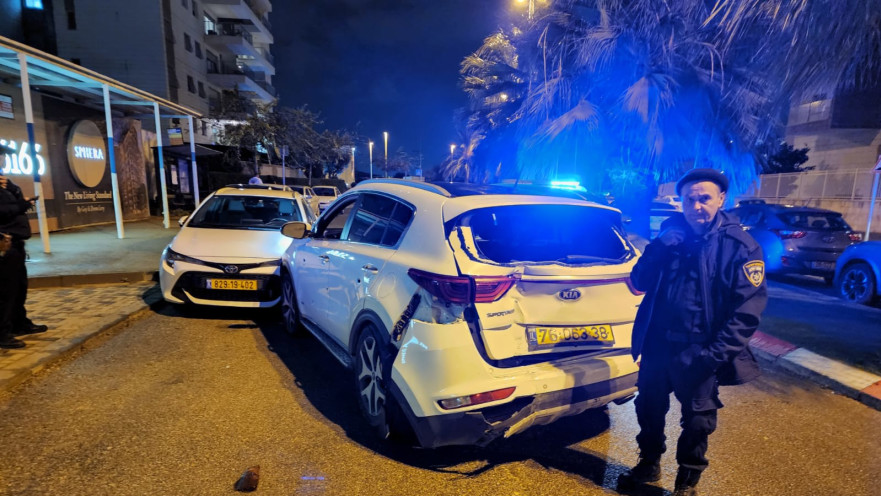 הרכב הגנוב (מימין) בזירת האירוע. דרמה מטלטלת לתושבי השכונה
