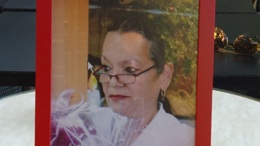 השולחן של רותי בבית הקפה. שתי מלצריות הלכו בדרכה ולמדו ריפוי בעיסוק  