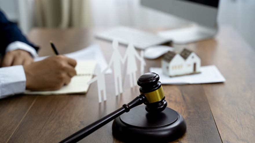 האם כשהגרוש יורד מהארץ הוא צריך לשלם יותר מזונות?