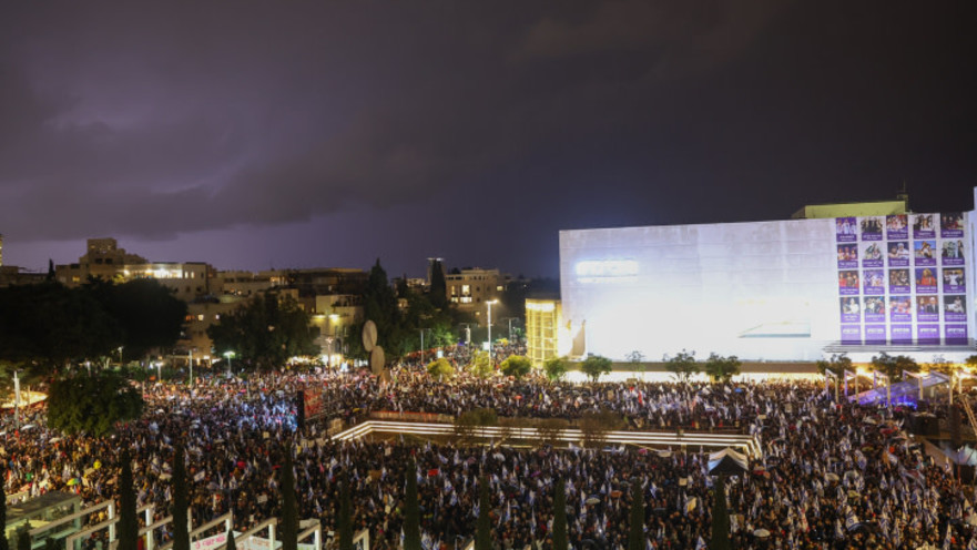 עשרות אלפים בהפגנה נגד הממשלה בתל אביב