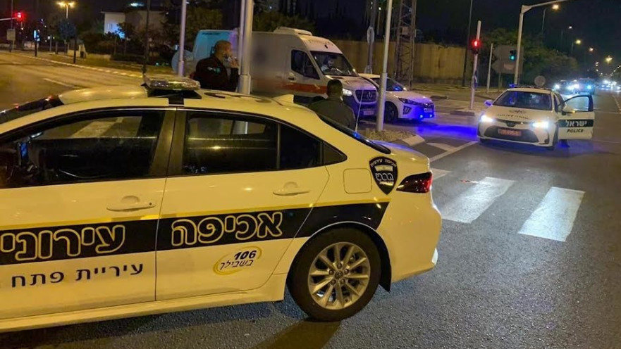 ניידות של השיטור העירוני בפתח תקווה. שיתוף פעולה עם המשטרה