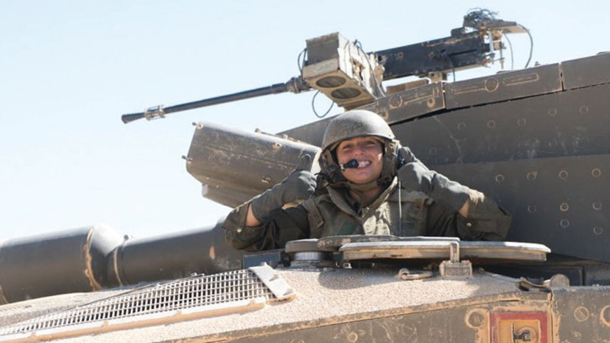 חיילת על טנק צהל"י. המיועדים לשירות ביטחון ישולבו בחיל השריון