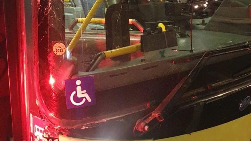 הנזק של יידוי האבנים בצפון ירושלים לעבר אוטובוס