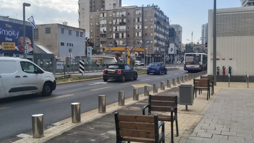 הספסלים ברחוב ז'בוטינסקי. "בימים חמים, אי אפשר יהיה לשבת"