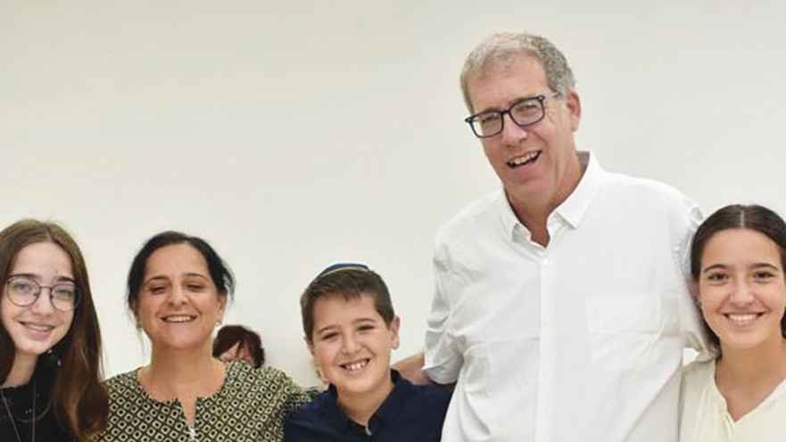 רחלי מוטס ומשפחתה