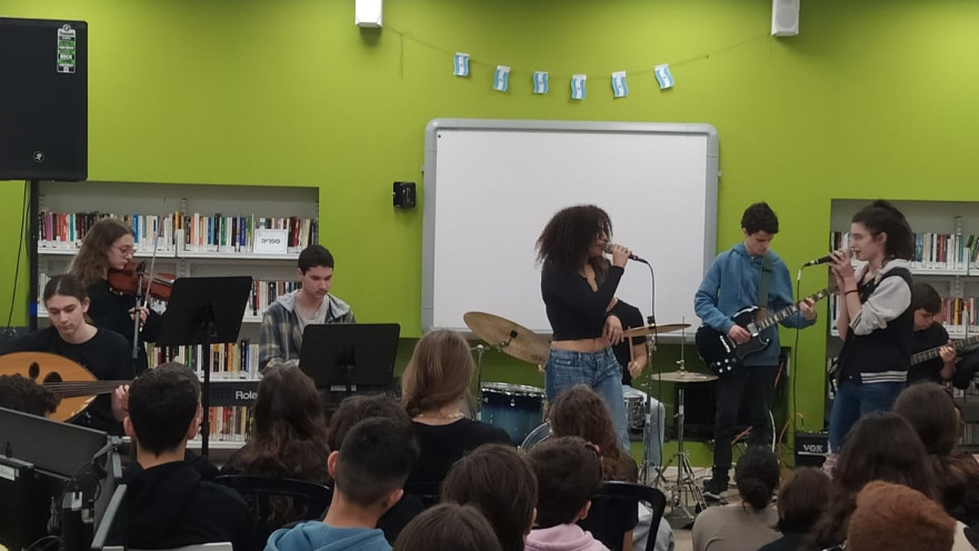 תלמידי קלעי על הבמה. הפוגה מרעננת