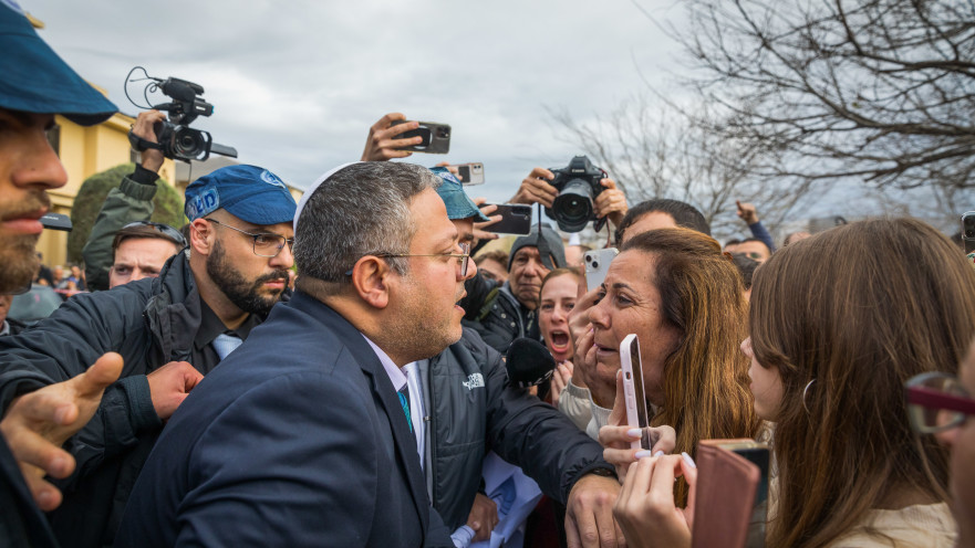 איתמר בן גביר בהפגנה בגדרה לאחר היוודע האונס