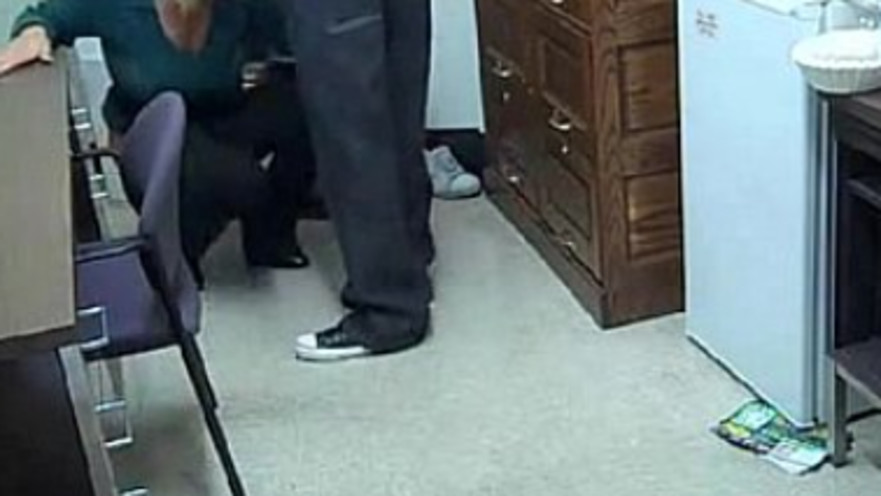 המדריך חשף את הבגידה ממצלמות האבטחה של הסטודיו