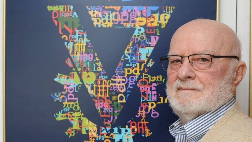  פרופ' אברהם למפל עם איור המתאר את אלגוריתם למפל-זיו