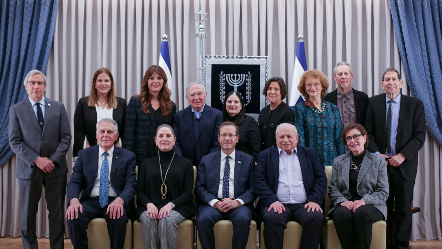 הנשיא הרצוג עם הזוכים 